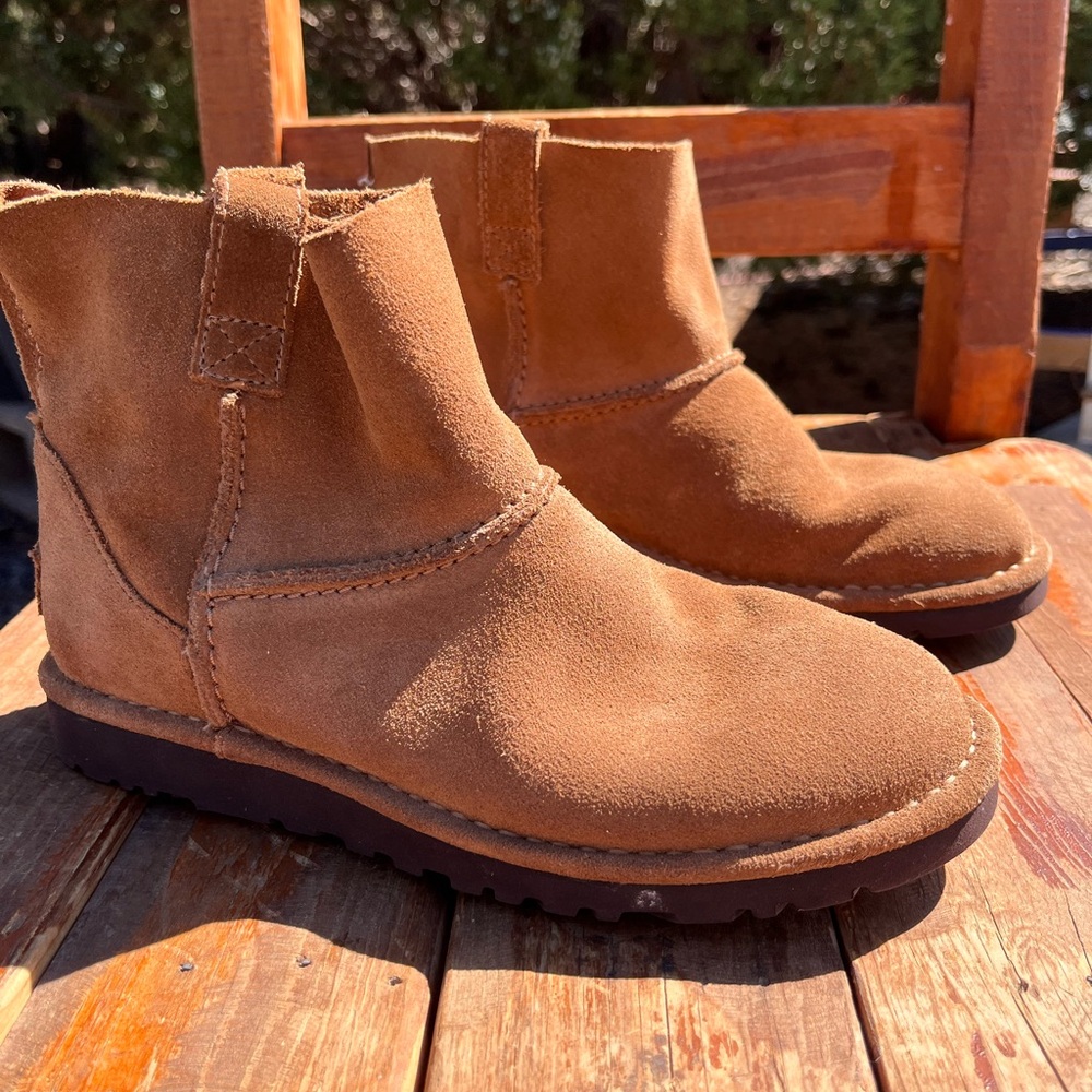 UGG Brown suede ankle boot super cute